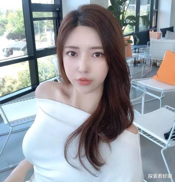 王思聪|小鲜肉倒追43岁女主播，王思聪曾花两亿签她，看完身材就明白了