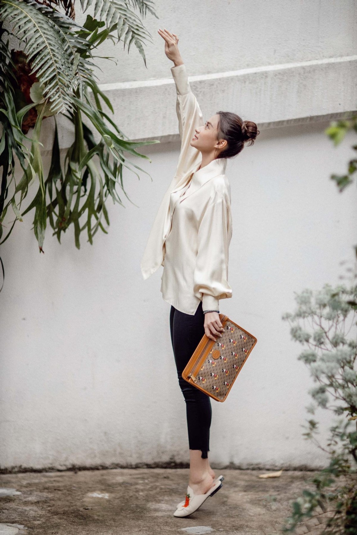 大表姐的时尚圈|何超莲真会穿,衬衫“塞半边”潮流显腿长,黑白色调也能穿得很美