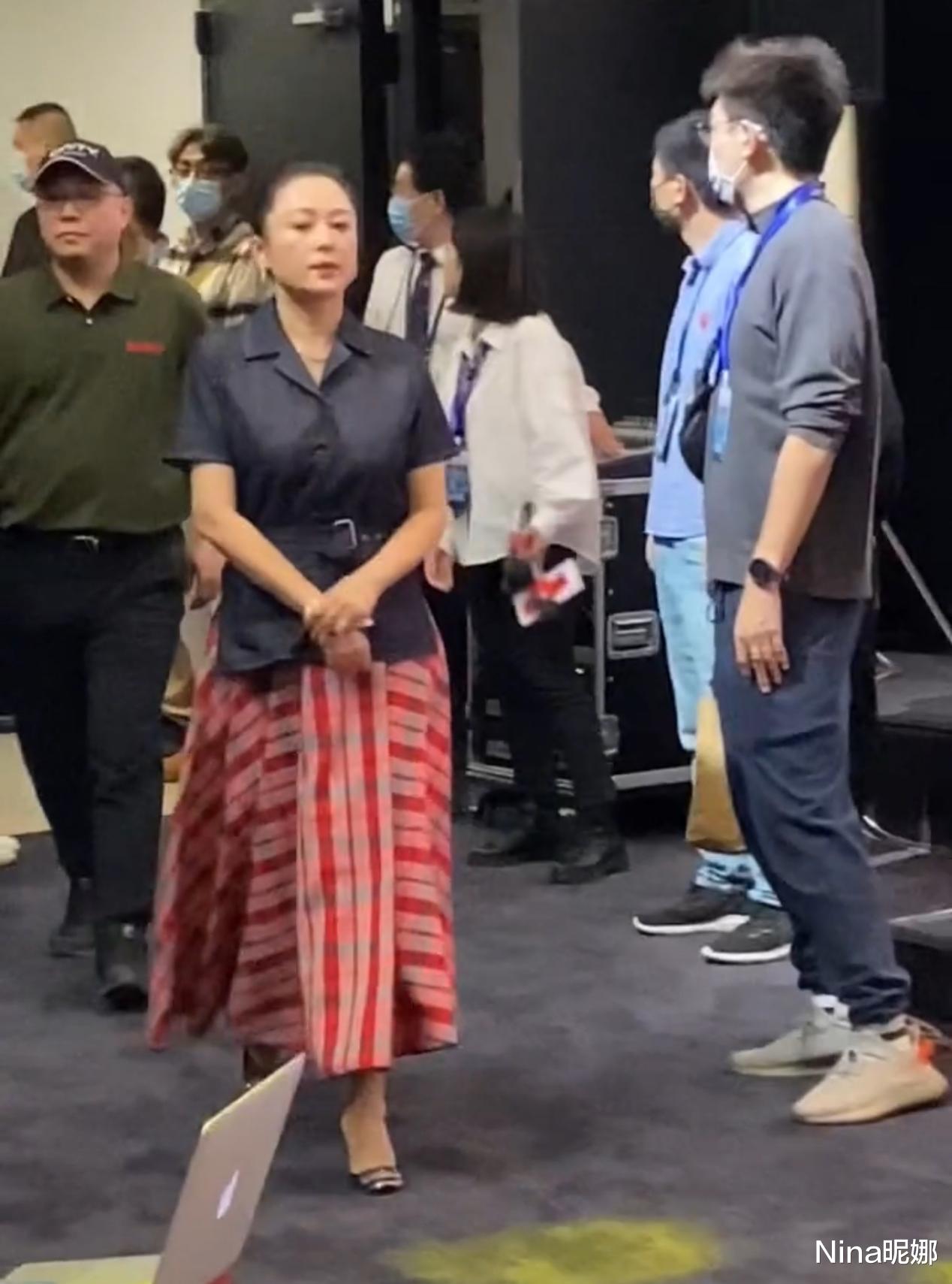 古力娜扎|53岁陈红退隐太可惜，穿半裙被推上C位好害羞，老戏骨还是“嫦娥”颜