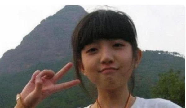 女孩|14年前的剪刀手女孩,富豪曾许诺娶她为妻,看到近照网友调侃:还娶吗?