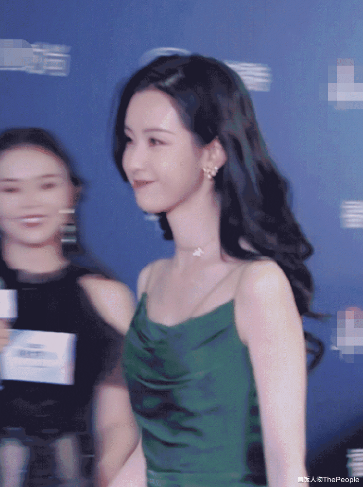 杨幂|港风翻红明星扎堆上身：宋祖儿批量复制经典，杨幂新广告造型被夸