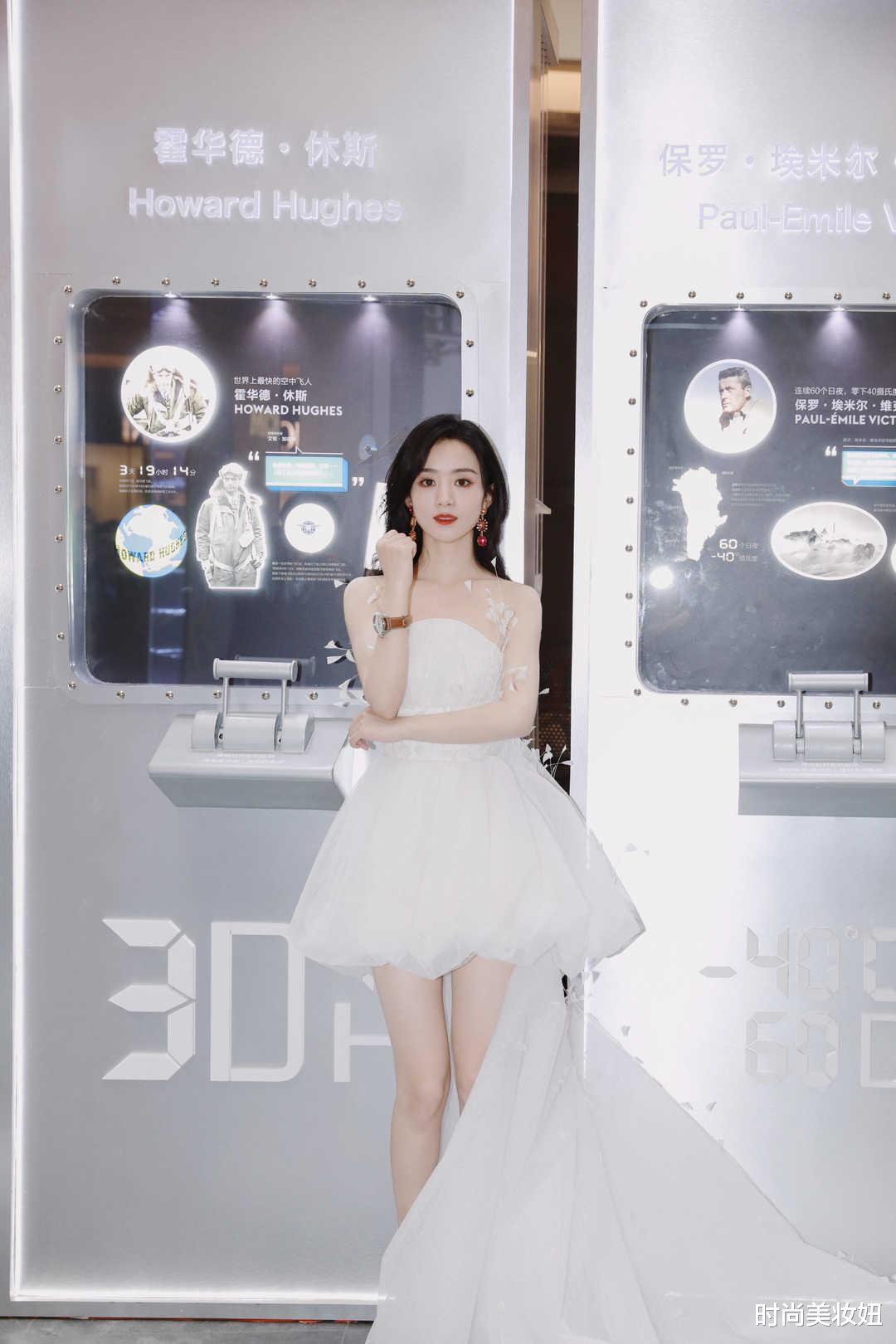 赵丽颖|“单身”的赵丽颖太惊艳，穿白色抹胸连衣裙现活动，美得高级精致