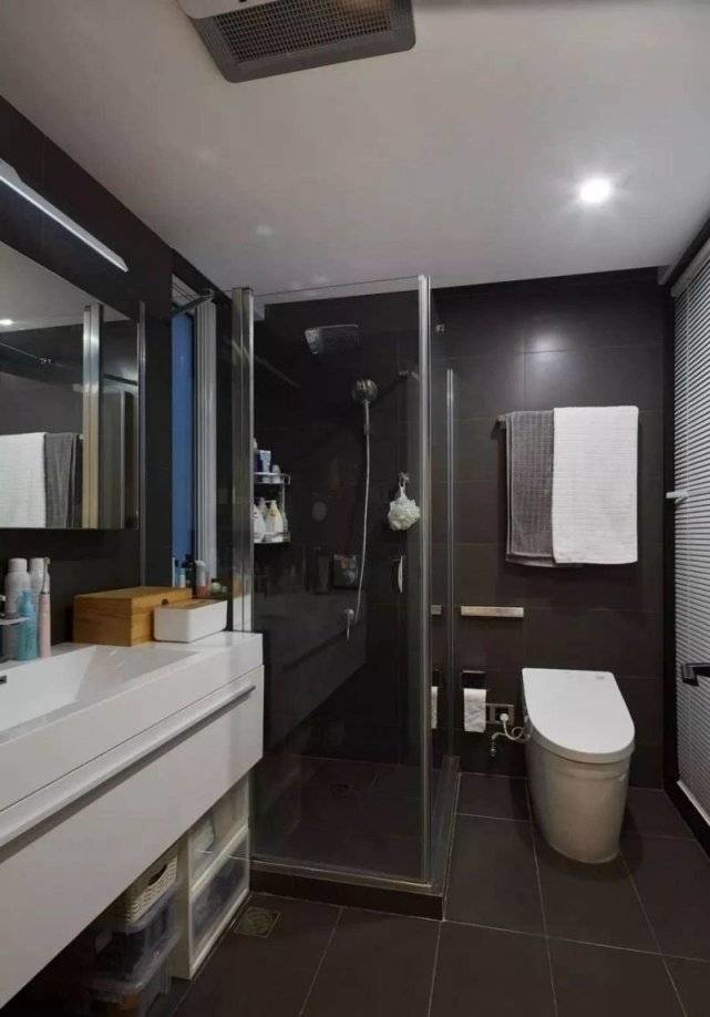 112平简约二居室，入户玄关大面积木饰面平衡黑白空间