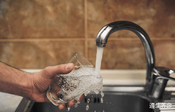 烧开的自来水和桶装水，哪一个更健康？估计很多人都搞错了