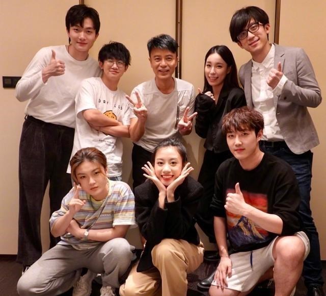 李克勤|好声音结束后，李克勤晒与陈慧娴、周慧敏合影，不忘介绍伍珂玥