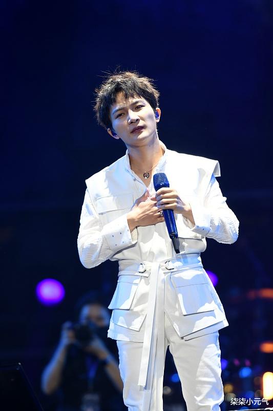 周深|灵魂歌手周深，采访既机智又有趣，在新的一年会回家陪爸妈过年