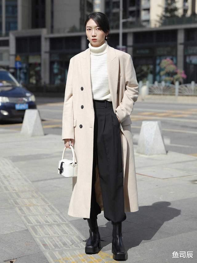鱼司辰 秋冬流行的米色款式大衣,搭配上半身裙或阔腿裤,优雅又大方