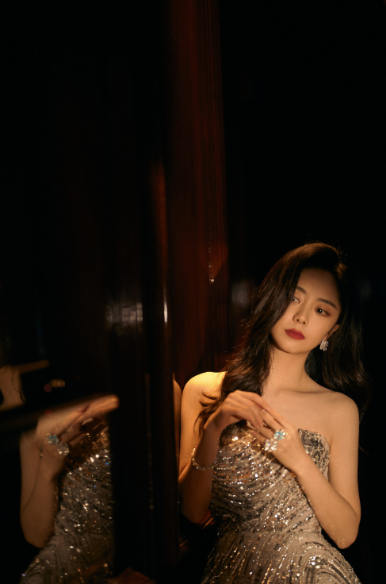 全球资讯 谭松韵不再“幼态”，尝试复古轻熟风，抹胸裙配红唇风情万种