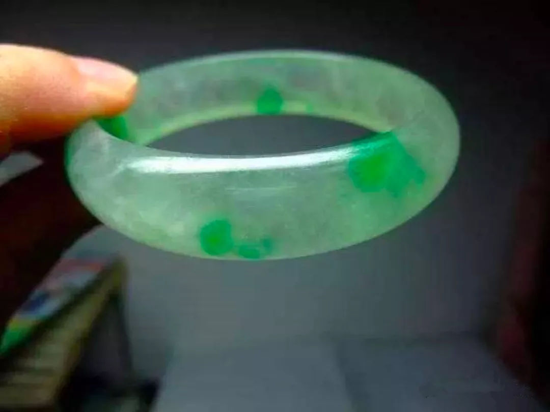 翡翠|假翡翠鉴别指南：一看二摸三听，学会再不怕假货泛滥