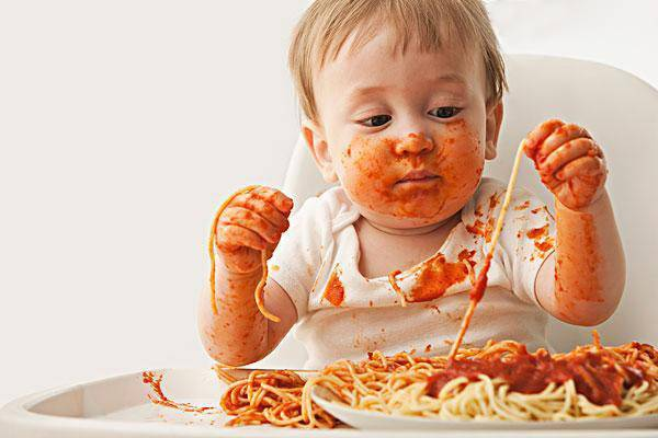 福林妈咪|餐椅搬到卫生间，吃完直接用水冲！娃吃一顿饭能把自己弄多脏？