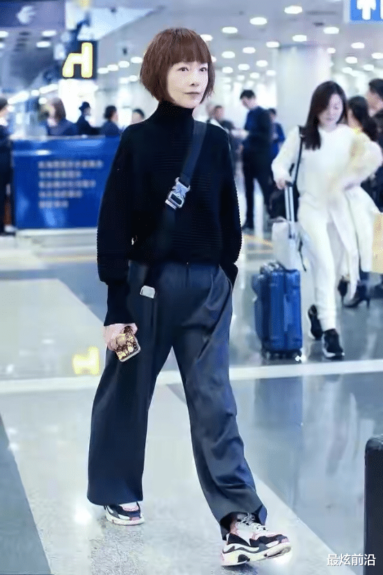 最炫前沿|鲁豫真是瘦过头了！一身黑色搭配秀“纸片”身材，看得人好心疼