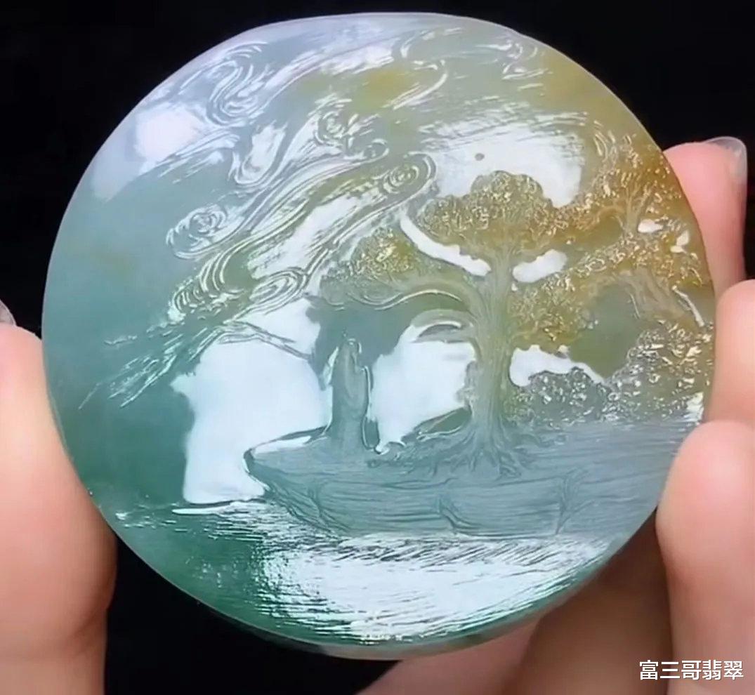 雕刻|玉赏 | 三色翡翠镯芯雕刻禅意圆牌，起货效果让人一见倾心！