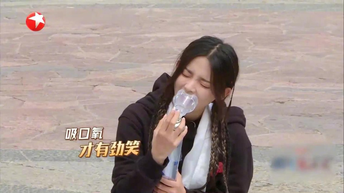 低调的小白菜|杨超越被赞十级高跷选手！唱歌跳舞都不行的她，能火也是有原因的