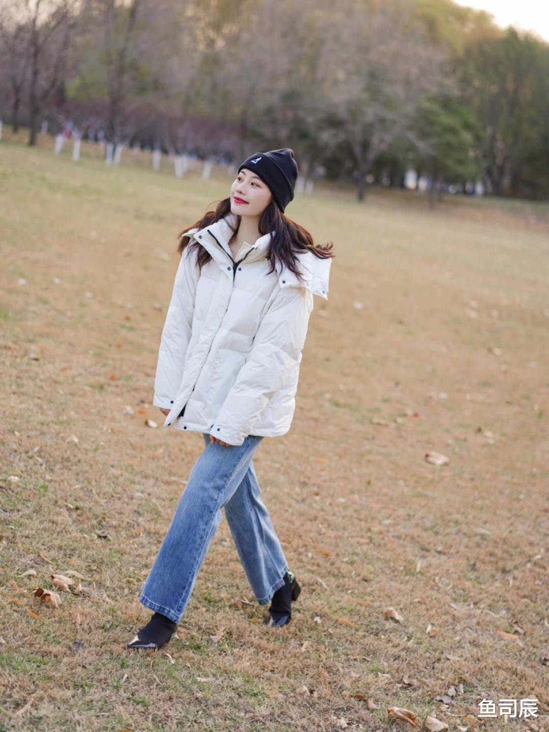鱼司辰 初冬一定要备上一件纯白羽绒服，提亮肤色、减重减负，全靠它