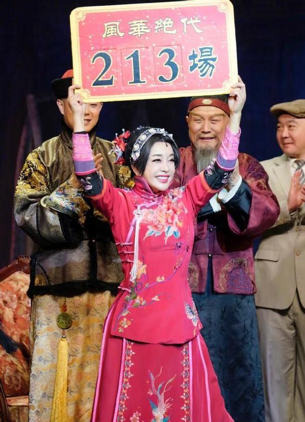 刘晓庆|65岁刘晓庆做核酸检测,张大嘴翻白眼表情痛苦,坐姿拘谨很紧张