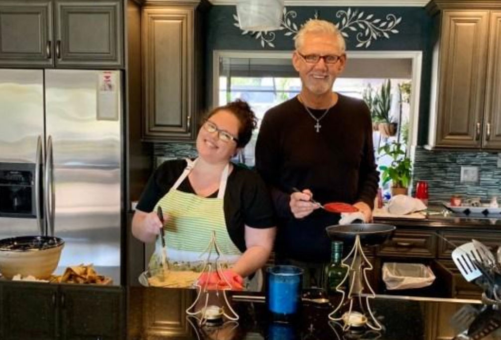 悠悠聊社会 缘分很奇妙！女子租房和房东老头一见钟情，恋爱不过3个月就订婚