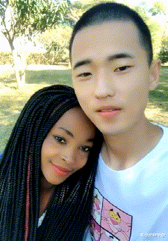 朱小燕聊情感|网恋女友发来夜跑自拍照说是纯素颜，我却被后面的焦点吸引了，真尴尬！哈哈哈