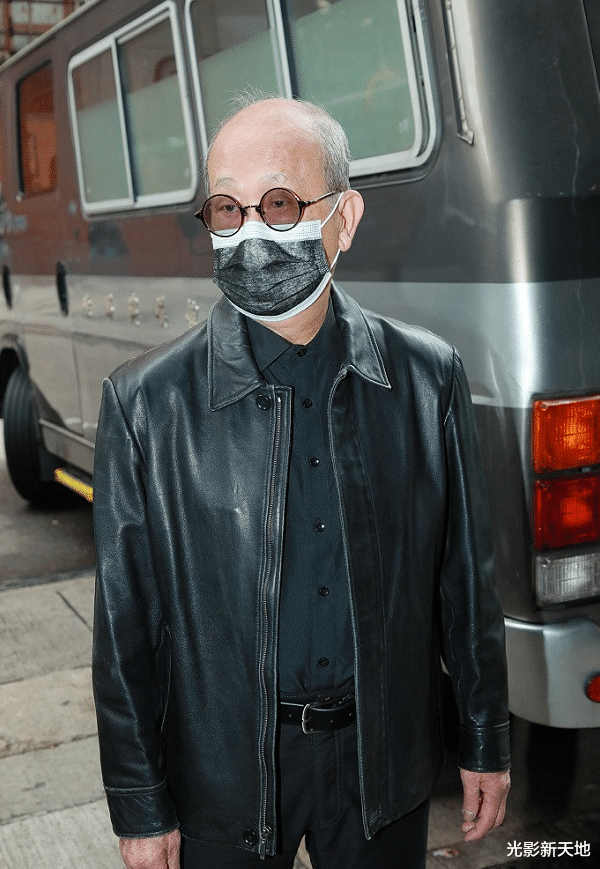 吴孟达|吴孟达告别仪式太冷清，吴孟达儿子手捧遗照，仅两位圈内好友出席