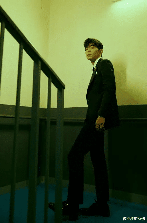 龚俊|时尚先生盛典场外花絮：王嘉尔西装重40斤，龚俊化身“火龙果”