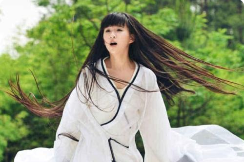 小彩旗|21岁小彩旗在变胖的路上越走越远，姨妈杨丽萍对她已经失去控制