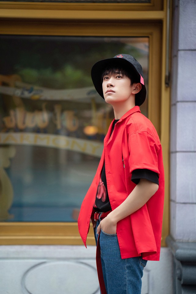 BiuFashion 易烊千玺真是长大了,穿着打扮太有范了挺有范,男友力爆棚