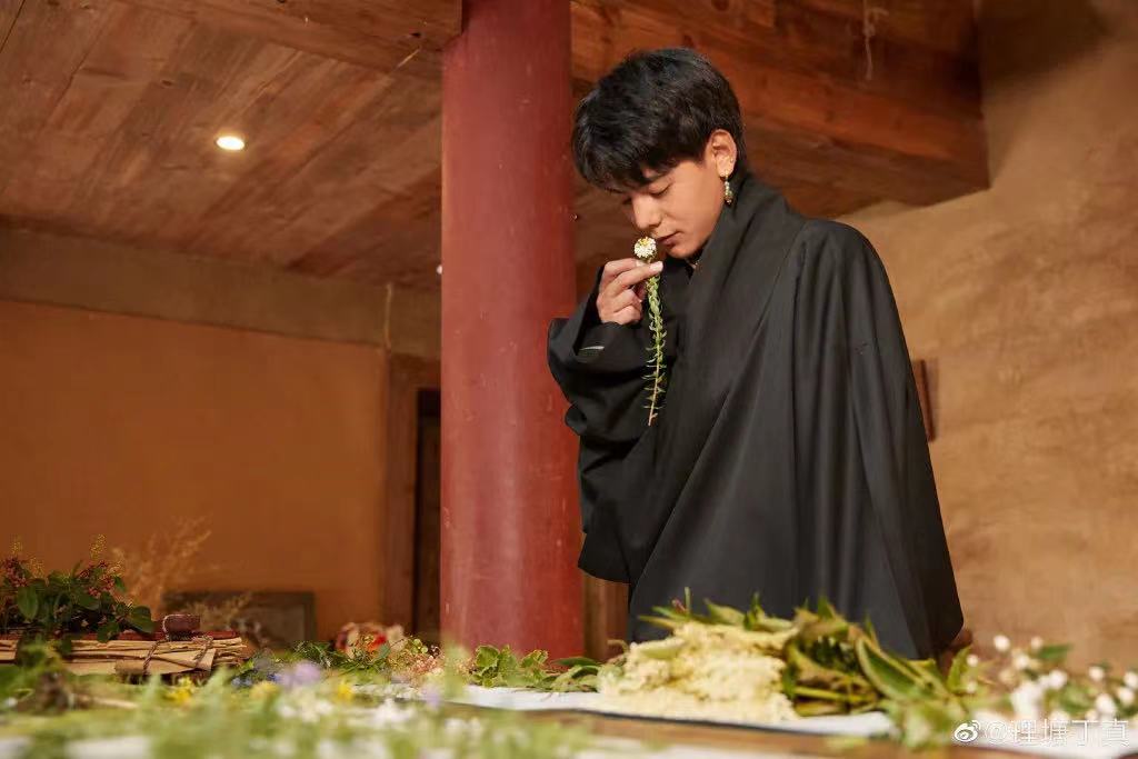 央视|2021年八位现象级网红：有人被膜拜成顶流，有人刚火就凉凉