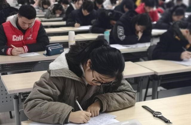 月月读唐诗|第一次高考663,复读后考722,难道这就是限制高考复读的原因?