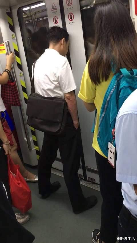 翊昕聊生活|六旬老人街头流泪戳痛无数人：生活的真相是一边崩溃，一边前行
