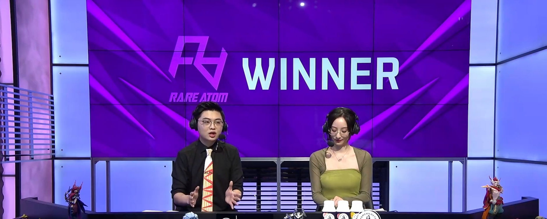 lpl|LPL女解说陷入内卷!鼓鼓习惯衣服开口,骆歆无限裙子开叉