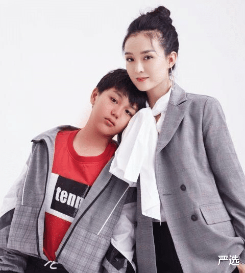 严选 46岁豪门太太王艳，和儿子同框形成反差萌，靠保养护肤逆生长