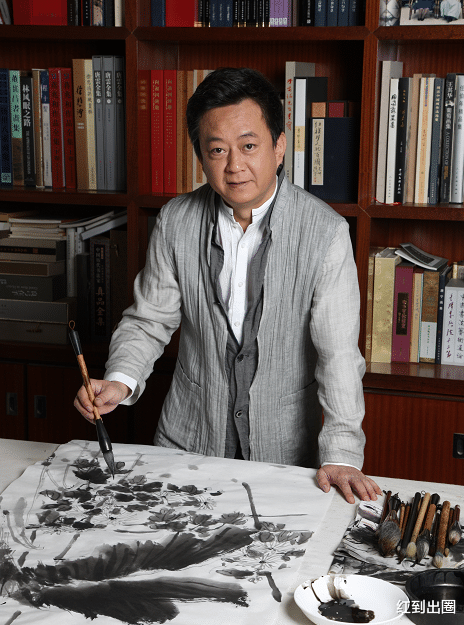 朱军|央视主持人朱军胜诉后首现身，鬓角斑白老态明显，每天坚持去上班