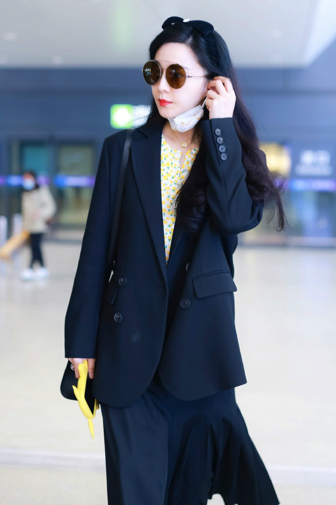 穿衣搭配|范冰冰渴望拍戏，走机场也要穿西装凹出职场范，看着像是去上班