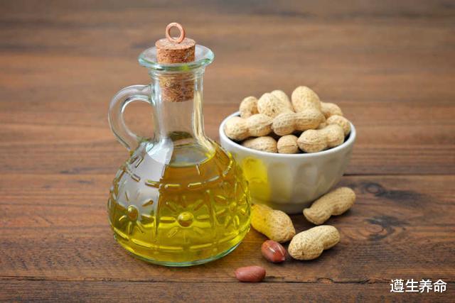 花生油、菜籽油和玉米油,哪种油更健康?提醒:这2种油尽量少吃