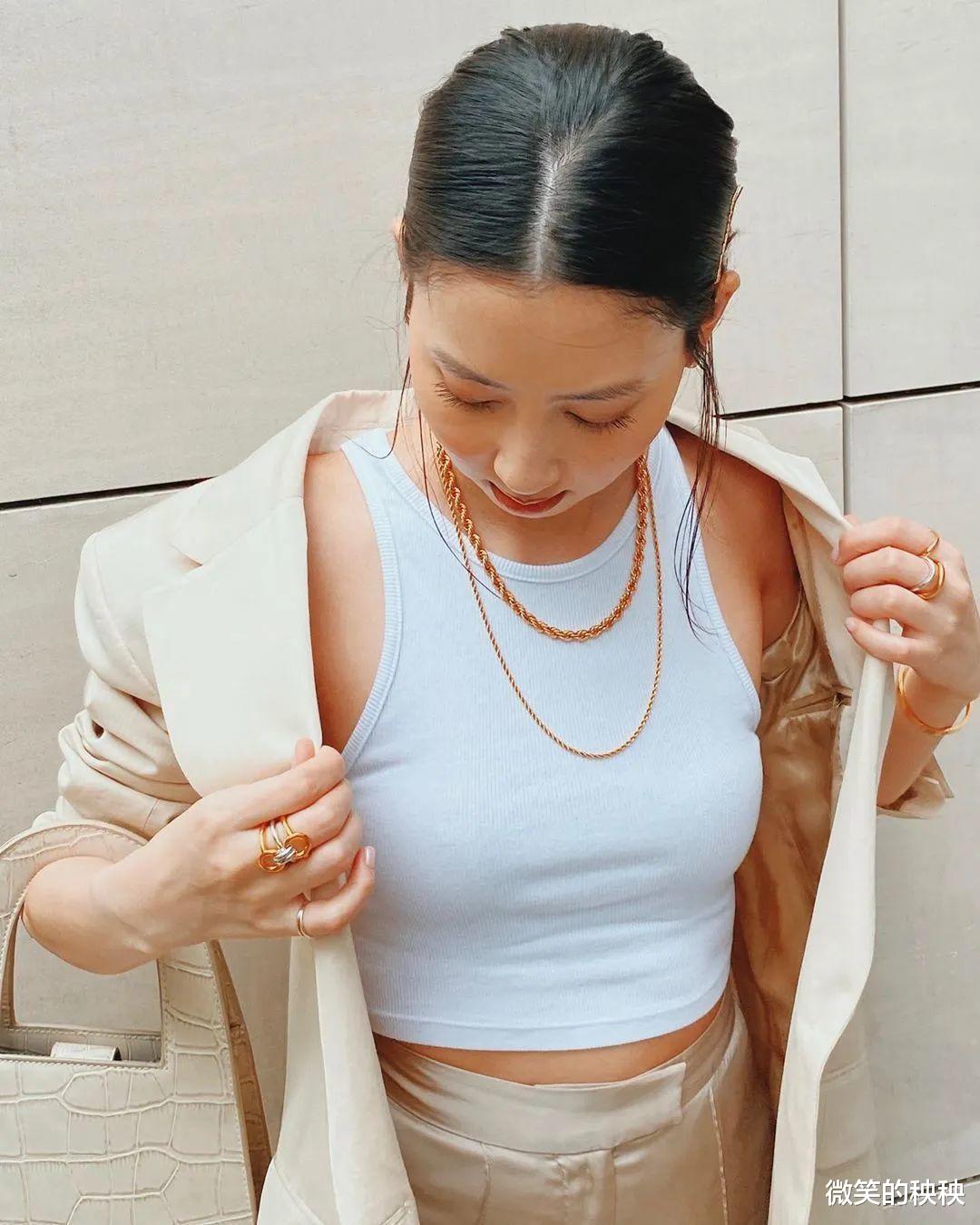 微笑的秧秧|夏天，30+女人的“白富美”穿搭范本，指的就是她吧！