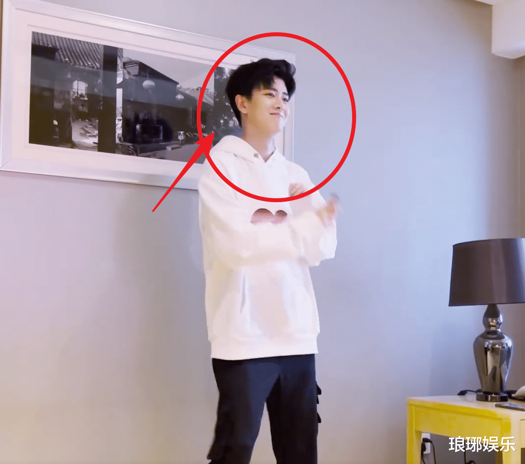 任嘉伦|任嘉伦跳女团舞视频曝光，身材暴瘦惹人心疼，我却关注他的真实身高