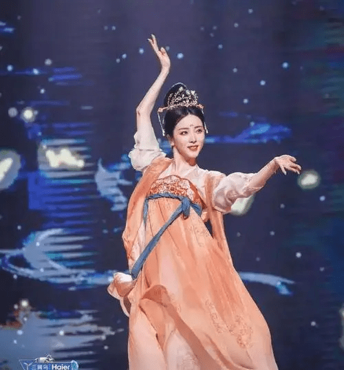 相声|央视9位主持人古装亮相，王冰冰李梓萌颜值“逆天”，不输娱乐圈