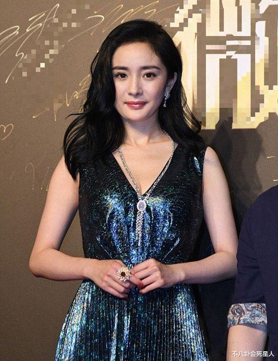 李菲儿|杨幂身材翻车，新照虎背熊腰女神幻灭，被衣服勒出一坨肥肉