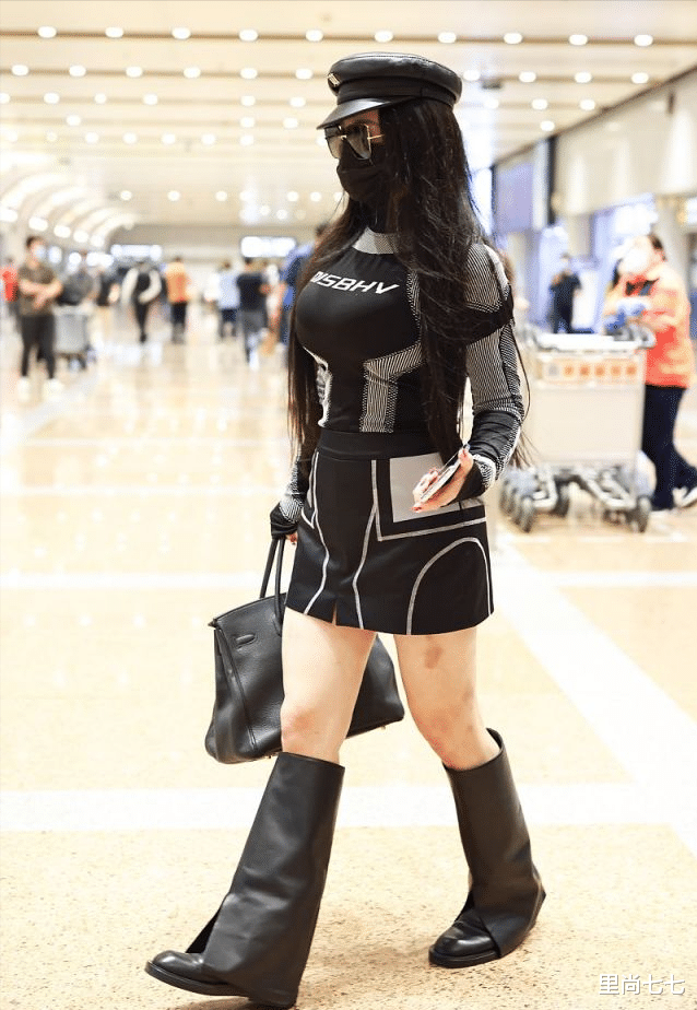 冉莹颖|冉莹颖秀身材上瘾，胖一圈后身材比例失衡，打扮清凉腿部淤青抢镜
