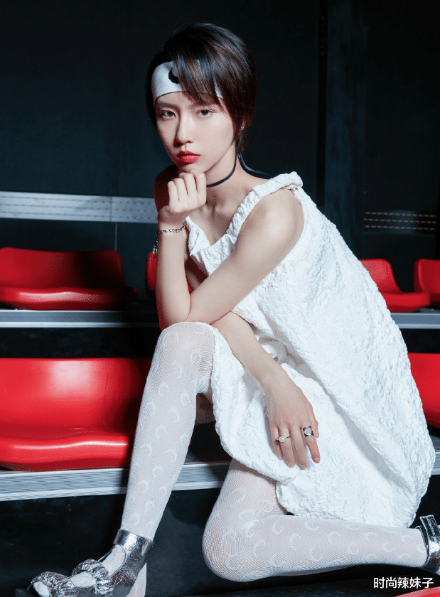 |原来诸葛大力才是隐藏腿精,看她穿的“牛奶袜”,一般女士穿不来