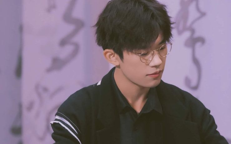白敬亭|5位“眼镜杀”男星，白敬亭尽显书生气质，易烊千玺撩到你了吗？