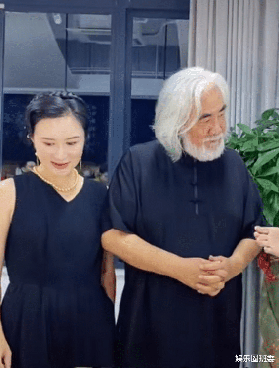 梁洁|70岁张纪中直播带货险些晕倒?娇妻杜星霖与帅气主播默契互动,未发觉老公异样