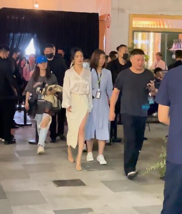 天生丽质|杨幂现身直播间，穿高开叉连衣裙，丝带马尾造型生图美成仙女下凡