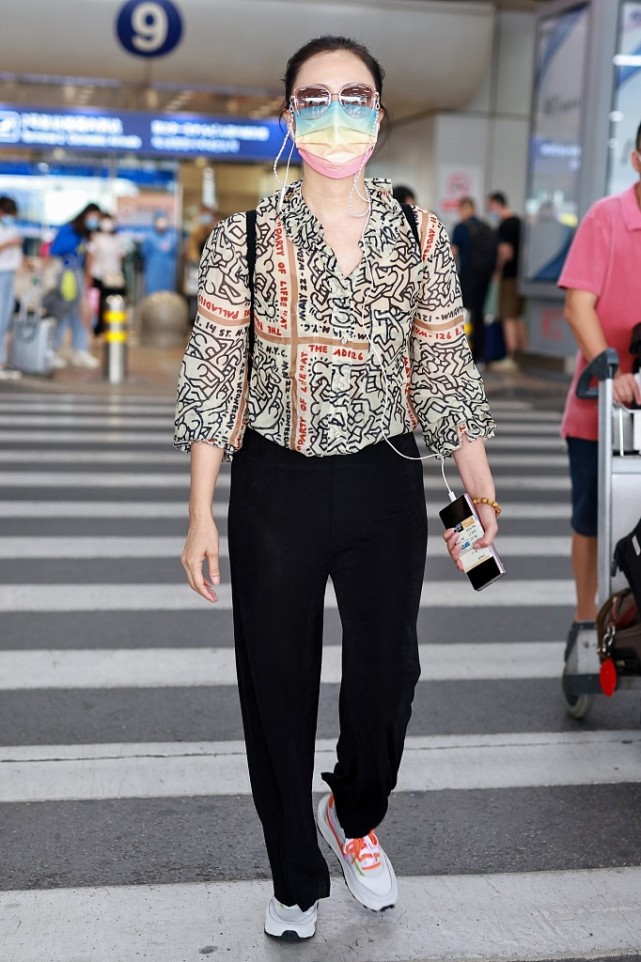 大表姐的时尚圈|一穿“花衬衫”就显老?50岁陶虹的造型文艺减龄,裤子可以这样搭