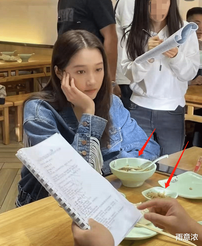 关晓彤|关晓彤素颜在包子店拍戏！皮肤白嫩十指纤长，一桌豆腐榨菜太抢镜