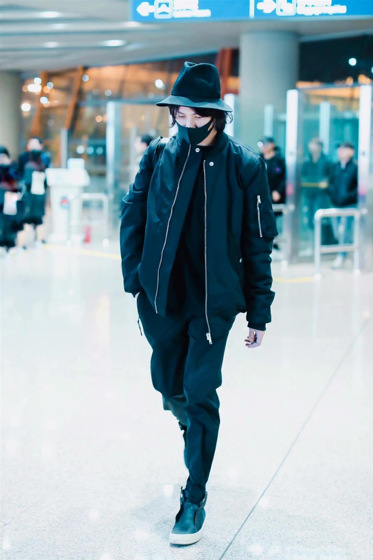 陈坤|45岁的陈坤把自己打扮得像20岁小伙，穿一身黑少年感满满，好年轻