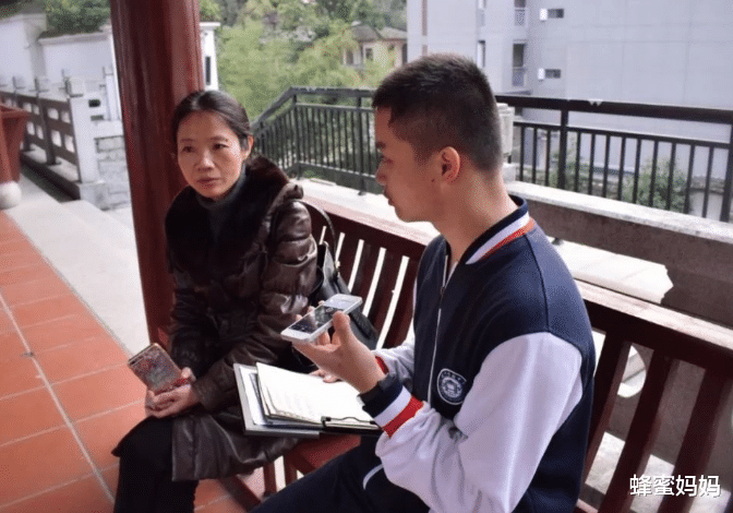 蜂蜜妈妈|教培圈“乱象”：补课班明明已经关门，教师收入却不降反升