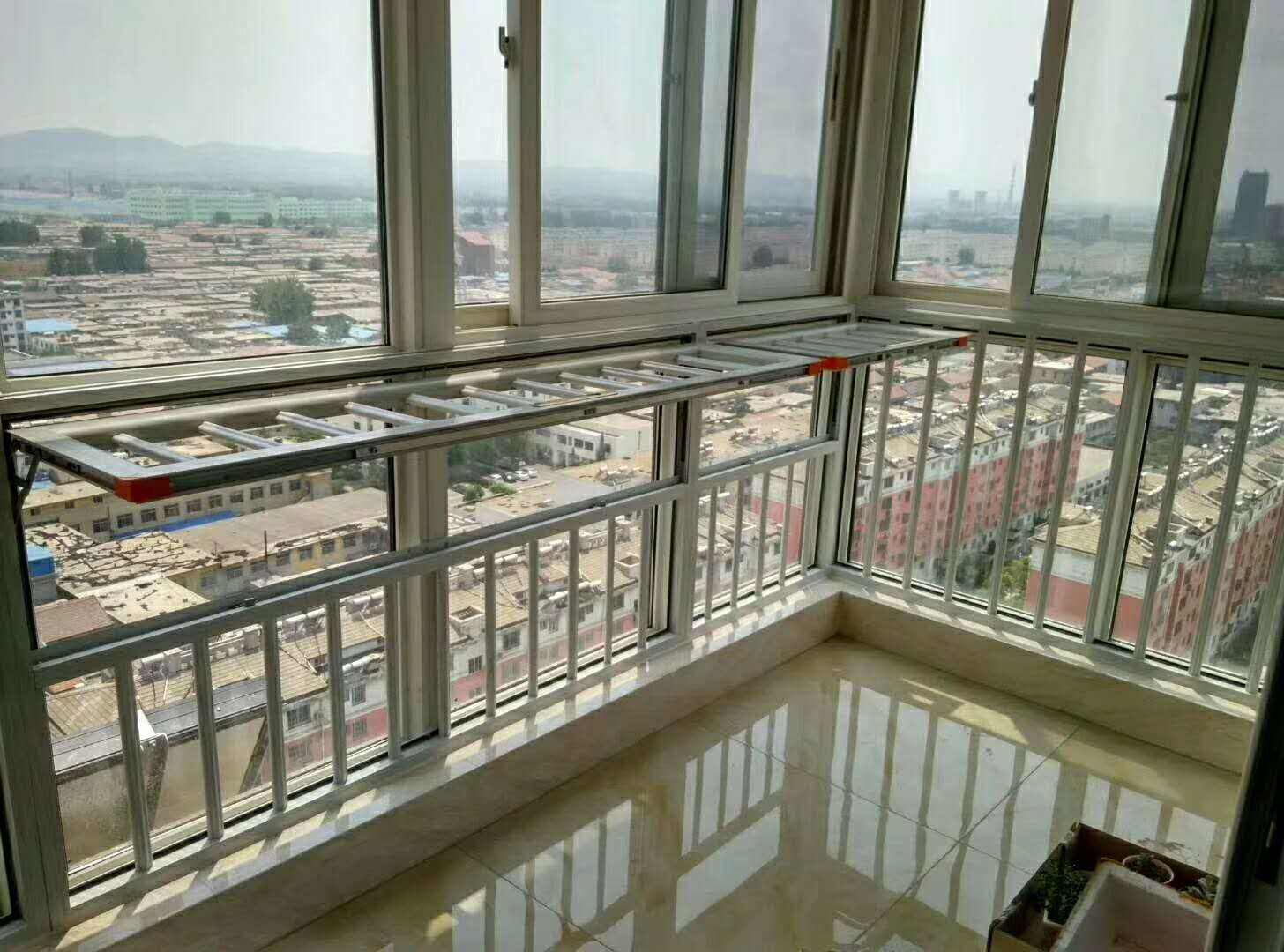 镜头|家里的窗户上要不要装护栏？装多高？装在玻璃的内侧还是外侧？