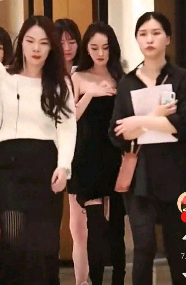 白景琦|杨幂手捂胸口惹争议：都穿成这样了还遮个鸡毛啊