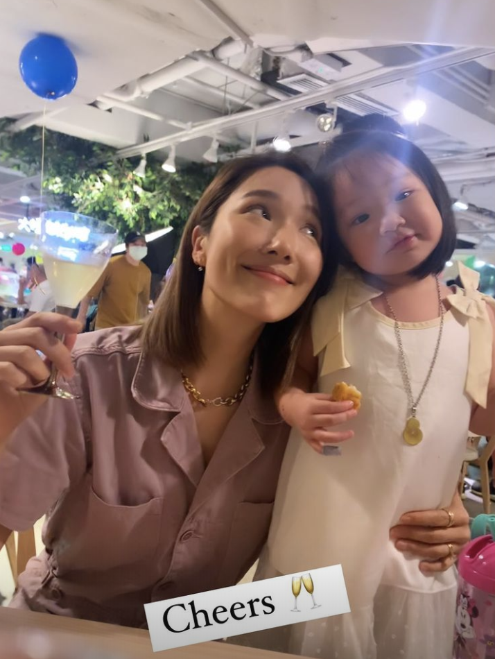 王祖蓝|李亚男晒迪士尼度假照，王祖蓝将女儿扛在肩膀上，爸爸力max