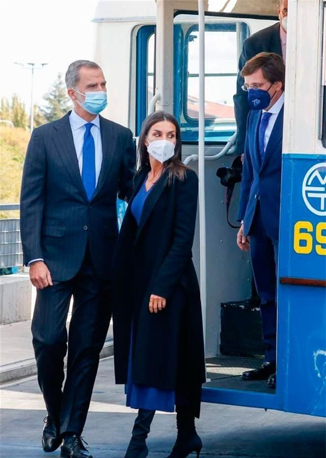 西班牙|两顶王冠,三个国家,15套着装,一篇看完西班牙王后忙而美的11月